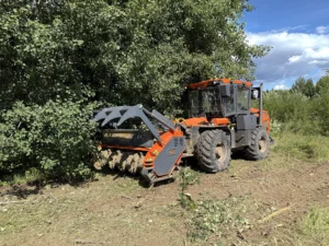 ETW-300M с мульчером UM-Forest 220H — работа в лесу, вид спереди слева