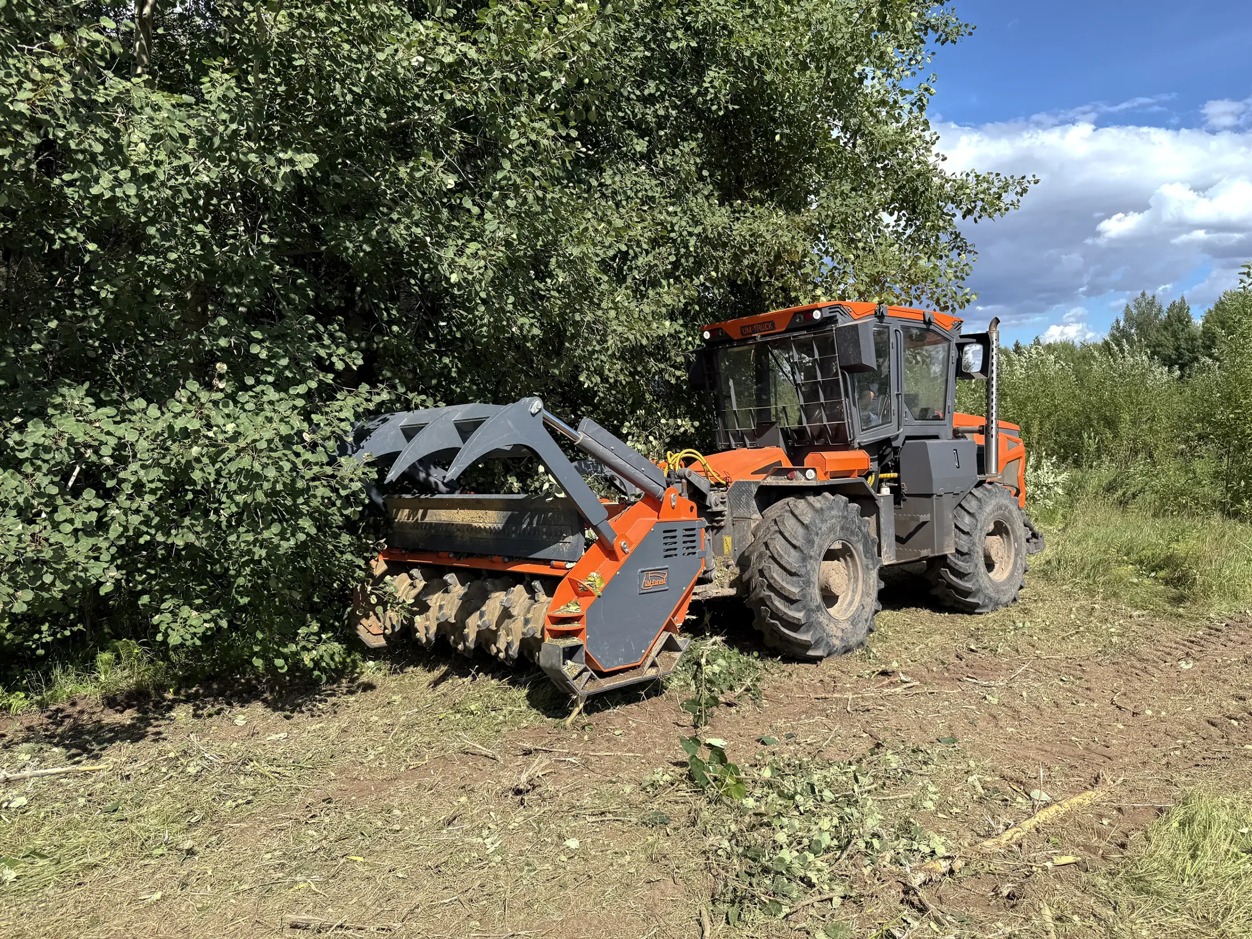 ETW-300M с мульчером UM-Forest 220H, работа в лесу, вид спереди слева