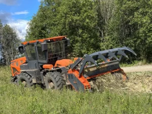 ETW-300M с мульчером UM-Forest 220H — вид слева