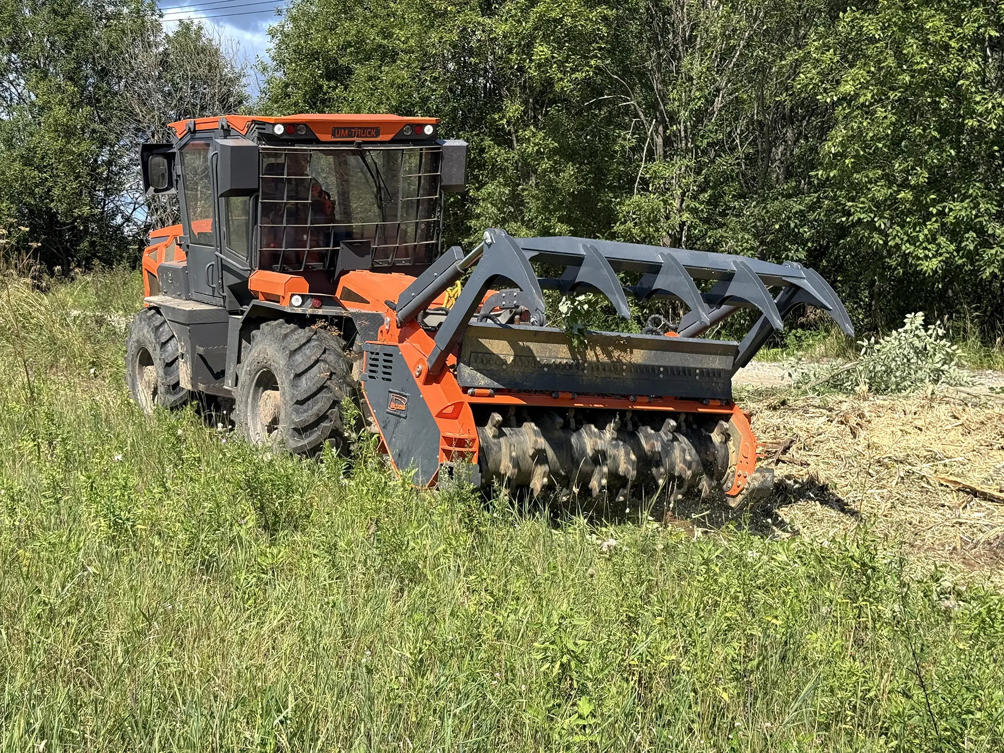 ETW-300M с мульчером UM-Forest 220H, вид спереди слева