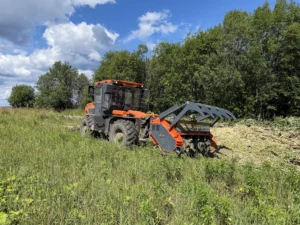 ETW-300M с мульчером UM-Forest 220H — вид спереди справа