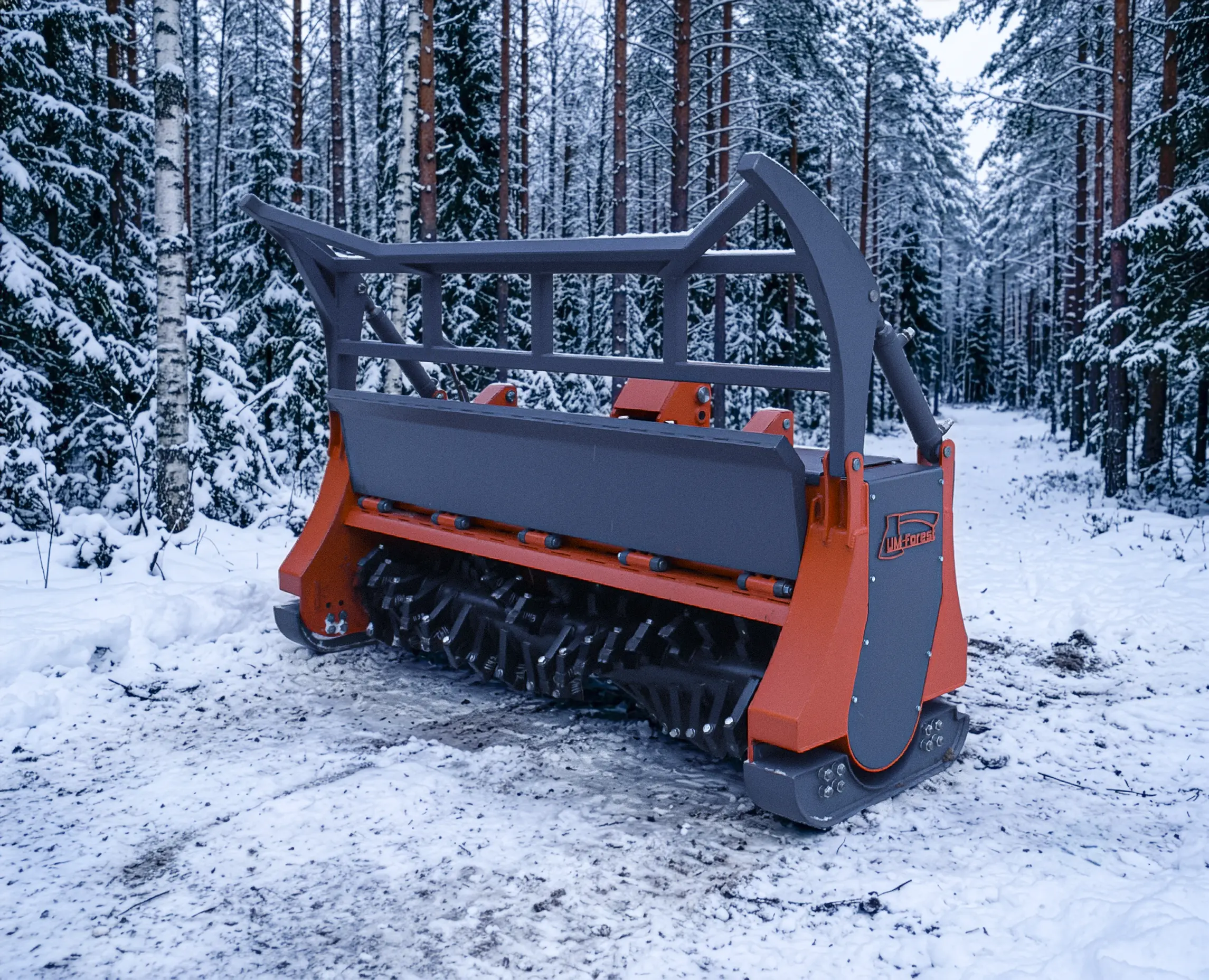Роторный мульчер UM-Forest средней серии с ротором 460 мм для трактора в зимнем лесу